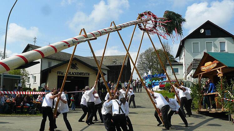 In Schlackenreuth wird der Maibaum aufgerichtet. Fotos: Klaus Peter Wulf