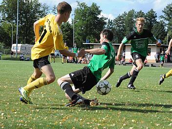 Gekonnt ausgespielt: Max Hüfner (links) vom FC Thulba bringt die Kugel am Burgwallbacher Markus Fleckenstein vorbei in die Mitte. Foto: Hopf
