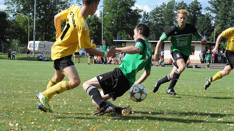 Gekonnt ausgespielt: Max Hüfner (links) vom FC Thulba bringt die Kugel am Burgwallbacher Markus Fleckenstein vorbei in die Mitte. Foto: Hopf