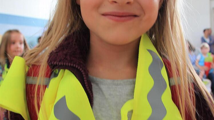 Übergabe der Sicherheitsdreiecke zum Schulanfang 2014 in Münnerstadt. Fotos: Paul Ziegler/Heike Beudert