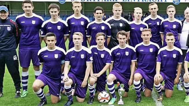 Kreispokalsieger wurden die U17-Junioren des FC Eintracht Bamberg, hinten v.&nbsp;l.: Pascal N&ouml;gel, Trainer Marco Dittmann, Patrick G&ouml;rtler, Lukas Witterauf, Christian Seifert, Mathias Gerner, Fabian Dellermann, Ralf St&ouml;cklein, Ralph Thomann, Marc Beyer, BFV-Kreisjugendleiter Thomas Sauerstein; vorne v.&nbsp;l.: Deniz Yilmaz, Sandro D&uuml;mig, Fabian Bessler, Daniel Scharting, Lucas Horn, Julian Igel, Lukas Wirth. Foto: privat
