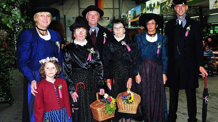 Tracht ist wieder in, das zeigte diese Gruppe in erneuerter Willmersreuther Tracht.