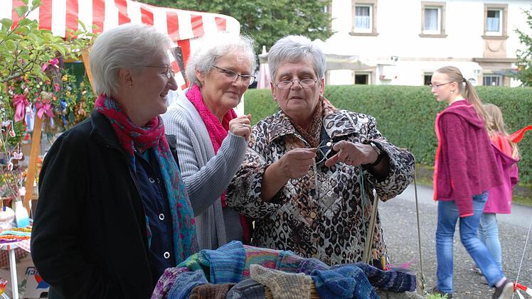 Einige Damen versuchten sich in der Kunst des Strickens.