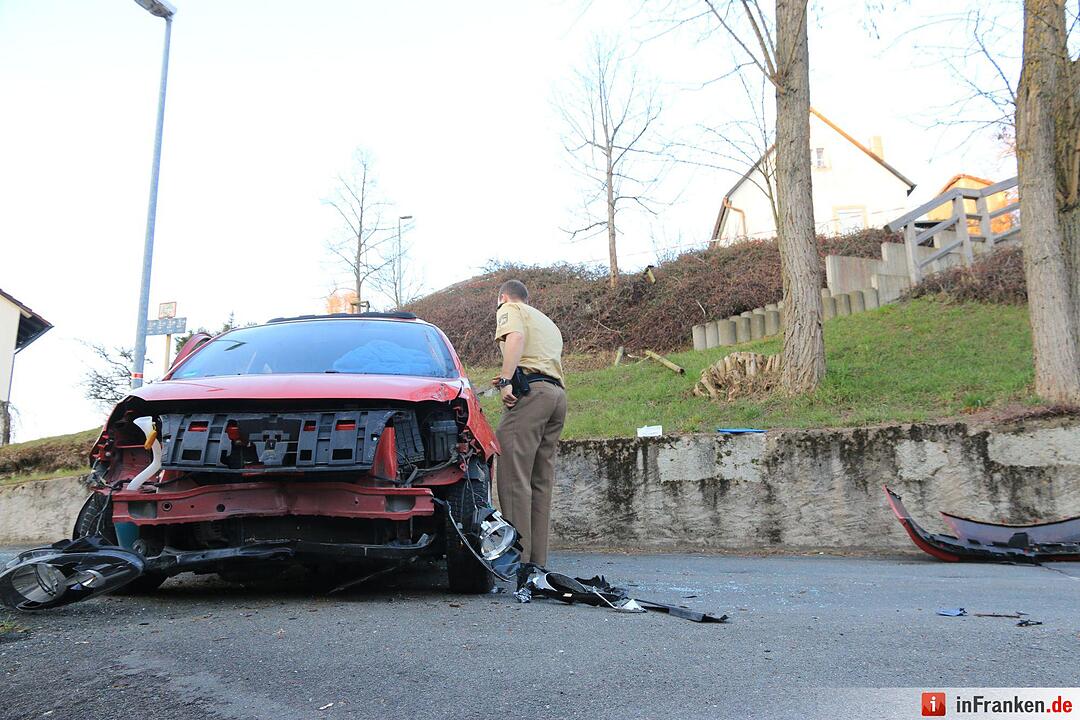 Pkw überschlägt sich in Hollfeld