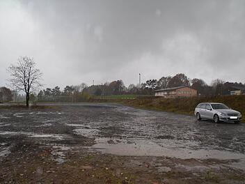 Durch den Regen am gestrigen Vormittag wurden die Schäden am Parkplatz vor dem TSV-Sportgelände besonders deutlich: riesige Pfützen hatten sich gebildet. Zudem sind mehrere Spurrinnen erkennbar. Der Schotter ist an manchen Stellen regelrecht verschwunden. Foto: kkh