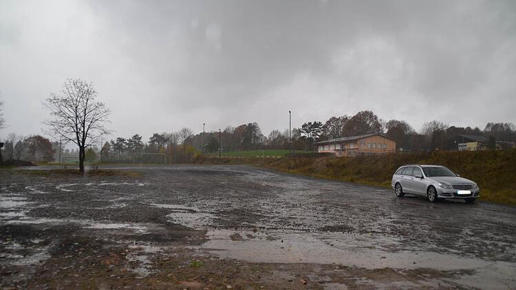 Durch den Regen am gestrigen Vormittag wurden die Schäden am Parkplatz vor dem TSV-Sportgelände besonders deutlich: riesige Pfützen hatten sich gebildet. Zudem sind mehrere Spurrinnen erkennbar. Der Schotter ist an manchen Stellen regelrecht verschwunden. Foto: kkh