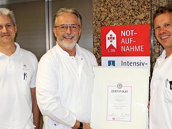Die Ärzte Jürgen Vestner, Horst Beyer, und Bert Exner (v. l.) sind stolz auf das Zertifikat. Foto: privat