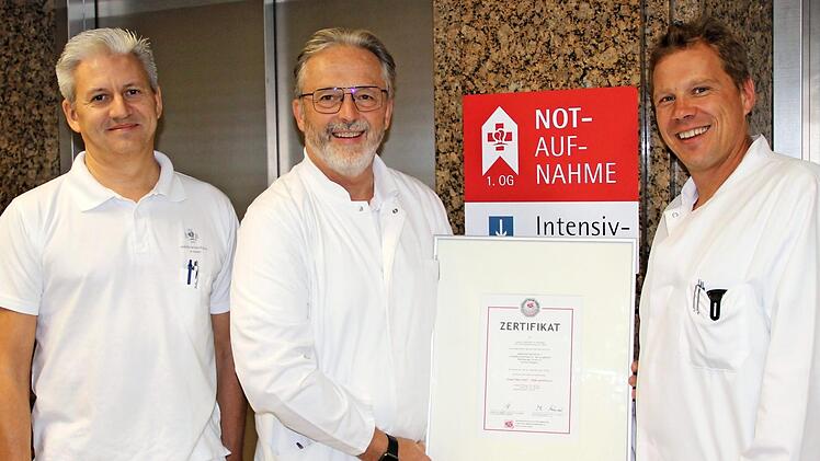 Die Ärzte Jürgen Vestner, Horst Beyer, und Bert Exner (v. l.) sind stolz auf das Zertifikat. Foto: privat
