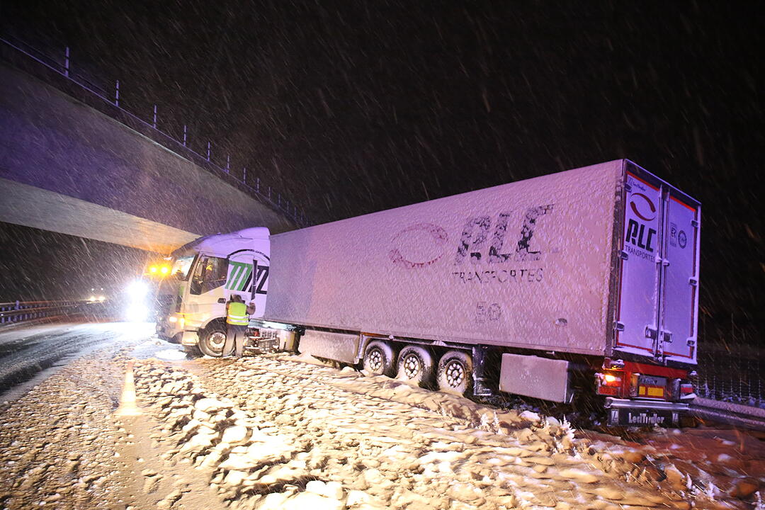 Schnee sorgt für Verkehrschaos in Franken