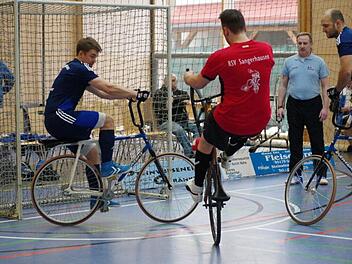 Den Angriff des mit dem Rad hochsteigenden Sangerhausener Akteurs kann der Steinwiesener Sebastian Rehmet (links) abblocken.  Foto: Hans Franz