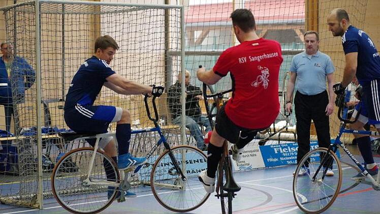 Den Angriff des mit dem Rad hochsteigenden Sangerhausener Akteurs kann der Steinwiesener Sebastian Rehmet (links) abblocken.  Foto: Hans Franz