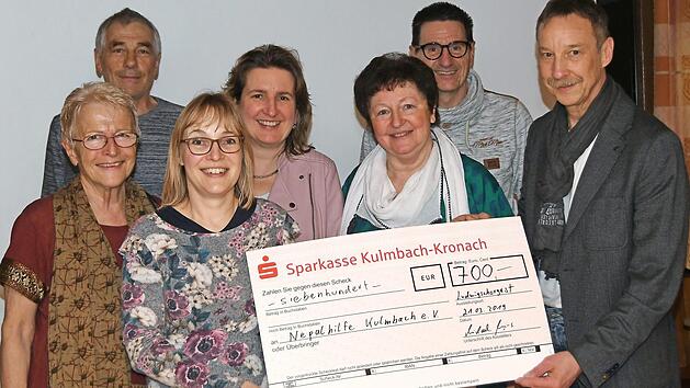 Die Laufgemeinschaft Ludwigschorgast hat dem Verein Nepalhilfe Kulmbach 700 Euro gespendet. Im Bild (von links) Gabriele Philipp, Frieder Krumsdorf, Claudia Bär), Bürgermeisterin Doris Leithner-Bisani, Sigrid Daum, Kassier Klaus Schmid und Michael Kraus  Foto: privat