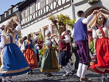 Tanz der Schnitter zu Beginn des Heimatspiels "Die Schutzfrau von Münnerstadt". Die Anzahl der Darsteller in dieser äußerst wichtigen Gruppe hat über die Jahrzehnte immer geschwankt. Archiv/Christine Schikora