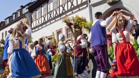 Tanz der Schnitter zu Beginn des Heimatspiels "Die Schutzfrau von Münnerstadt". Die Anzahl der Darsteller in dieser äußerst wichtigen Gruppe hat über die Jahrzehnte immer geschwankt. Archiv/Christine Schikora