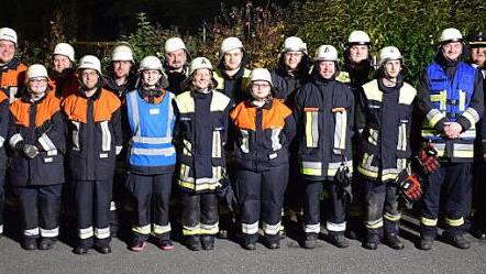 Pr&uuml;flinge der Feuerwehren Burggrub, Haig und Wolfersdorf zusammen mit (von rechts): B&uuml;rgermeister Rainer Detsch, Kreisbrandmeister Matthias Weber, Kreisbrandmeister Klaus Dressel, Kreisbrandinspektor Hans-Ulrich M&uuml;ller und Kreisbrandmeister und Kommandant Dirk Raupach (links) Foto: Matthias Schuhb&auml;ck
