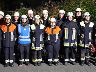 Pr&uuml;flinge der Feuerwehren Burggrub, Haig und Wolfersdorf zusammen mit (von rechts): B&uuml;rgermeister Rainer Detsch, Kreisbrandmeister Matthias Weber, Kreisbrandmeister Klaus Dressel, Kreisbrandinspektor Hans-Ulrich M&uuml;ller und Kreisbrandmeister und Kommandant Dirk Raupach (links) Foto: Matthias Schuhb&auml;ck