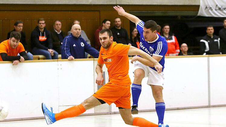 Torschützenkönig Mathias Kodisch (rechts) traf auch im Finale gegen den ATS (vorne David Lauterbach).Foto: Monika Limmer