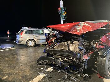 Bei einem Unfall auf der B19 im Kreis W&uuml;rzburg ist eine Frau ums Leben gekommen.