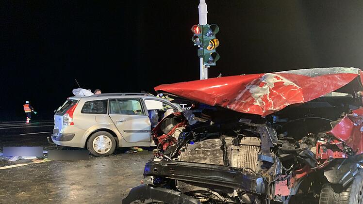 Bei einem Unfall auf der B19 im Kreis W&uuml;rzburg ist eine Frau ums Leben gekommen.