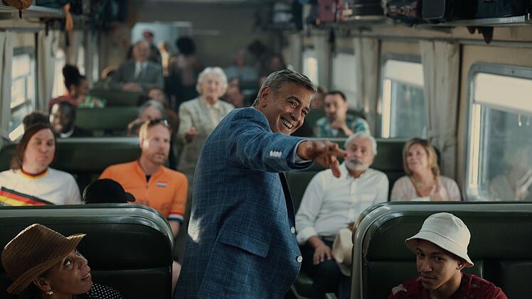 Jay Kelly (George Clooney) fährt mit der Bahn durch Europa und lässt sich vergöttern - unter anderem von Lars Eidinger (links am Fenster).