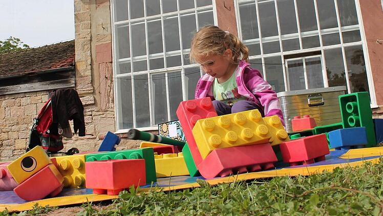 Spielen mit riesigen Legosteinen
