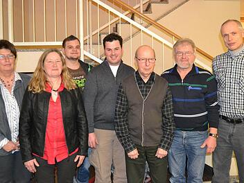 Ehrungen: Sonja Seufert, Martha Warmuth, Nicolas Kaufmann, Martin Bauer, Otto Seufert, Alois Sixt und Friedel Lutz (von links). Foto: Andreas Lomb