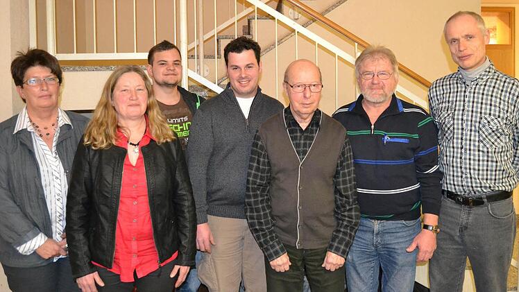 Ehrungen: Sonja Seufert, Martha Warmuth, Nicolas Kaufmann, Martin Bauer, Otto Seufert, Alois Sixt und Friedel Lutz (von links). Foto: Andreas Lomb