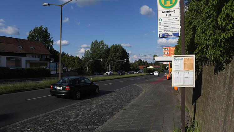 Die Bushaltestelle, wo der Vater nach seiner Tat festgenommen wurde. Am Samstagmorgen (24.05.2014) ereignete sich in Oberasbach (Lkr. Fuerth) in einem Mehrfamlienhaus ein schreckliches Familiendrama. Ein 31-Jaehriger erstatt seinen fuenfjaehrigen Sohn, der bei ihm zu Besuch war, und informierte anschliessend die Polizei. Die 26-jaehrige, vom Vater getrennt lebende Mutter, wurde von der Polizei informiert und eilte zum Ungluecksort, wo sie zusammenbrach. Zu den Motiven der Tat schweigt der Vat...