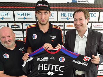 Neuzugang Stanko Sabljic (M.) überragt HC-Trainer Frank Bergemann (l.) und Geschäftsführer Stefan Adam (r.) mit seinen 2,02 Metern deutlich. Der Kroate wurde gestern offiziell vorgestellt.  Fotos: Sportfoto Zink