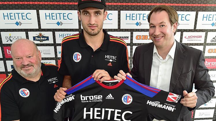 Neuzugang Stanko Sabljic (M.) überragt HC-Trainer Frank Bergemann (l.) und Geschäftsführer Stefan Adam (r.) mit seinen 2,02 Metern deutlich. Der Kroate wurde gestern offiziell vorgestellt.  Fotos: Sportfoto Zink