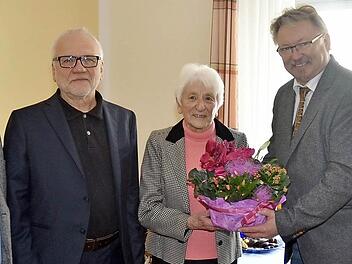Gratulation zum 95. Geburtstag. Von links Landratsstellverteter Bernd Steger, Sohn Hans-Dieter Klinger, die Jubilarin Marie Klinger, Bürgermeister Hans Pietz und Schwiegertochter Hedwig Klinger  Foto: Hofmann