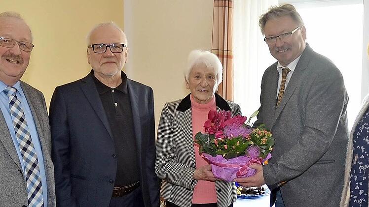Gratulation zum 95. Geburtstag. Von links Landratsstellverteter Bernd Steger, Sohn Hans-Dieter Klinger, die Jubilarin Marie Klinger, Bürgermeister Hans Pietz und Schwiegertochter Hedwig Klinger  Foto: Hofmann