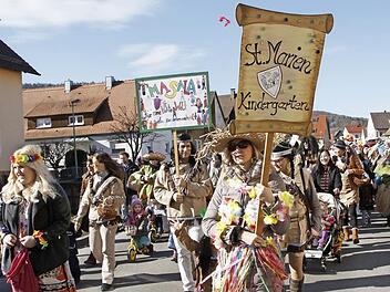 Eltern und Kinder pl&auml;dierten beim Faschingszug Ebermannstadt f&uuml;r eine kunterbunte Welt, die zusammenh&auml;lt.  Fotos Andreas Hofbauer
