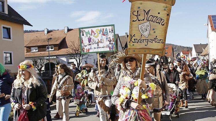 Eltern und Kinder pl&auml;dierten beim Faschingszug Ebermannstadt f&uuml;r eine kunterbunte Welt, die zusammenh&auml;lt.  Fotos Andreas Hofbauer