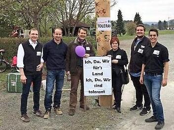 Der Zaubacher Maibaum für Toleranz mit (von links) Martin Baumgärtner, Harald Hempfling, Roland Wolfrum, Christina Flauder, Jonas Gleich und Tim Hennemann. Foto: privat