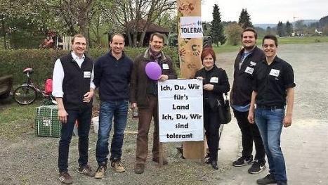 Der Zaubacher Maibaum für Toleranz mit (von links) Martin Baumgärtner, Harald Hempfling, Roland Wolfrum, Christina Flauder, Jonas Gleich und Tim Hennemann. Foto: privat