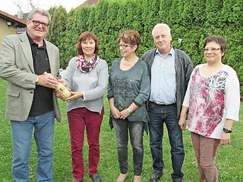 Der neu gewählte Vorstand dankte Wolfgang Schwarz für sein Engagement im OGV Westheim mit einem Weinpräsent (v. l.): Ursula Schwarz, Evelyn Wiegel, Rainer Sitzmann und Gudrun Cimander.  Foto: Winfried Ehling