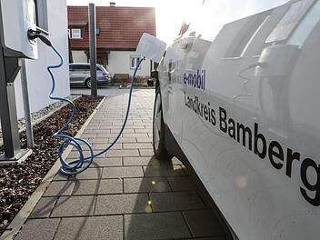 Ein Fahrzeug aus der geleasten Elektrofflotte beim AufladenFoto: Barbara Herbst