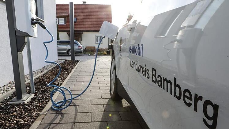 Ein Fahrzeug aus der geleasten Elektrofflotte beim AufladenFoto: Barbara Herbst
