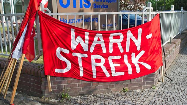 Darf die IG Metall zu 24-st&uuml;ndigen Warnstreiks aufrufen? Die Arbeitgeber meinen: nein. Foto: Peer Grimm/dpa (Archivfoto aus dem Jahr 2012)