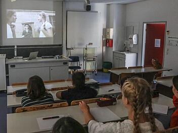 Plötzlich Schauspielerinnen: Celina (Mitte) und Milena (rechts neben ihr) sehen sich mit Mitschülern kritisch den fertigen Spielfilm an. Indem sie in die Rollen der Menschen von damals schlüpften, erlebten sie dieses Kapitel der Stadtgeschichte sehr intensiv.  Fotos: Barbara Herbst