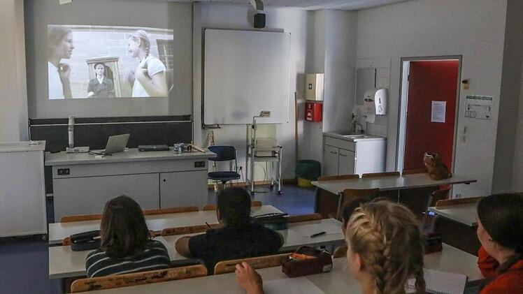 Plötzlich Schauspielerinnen: Celina (Mitte) und Milena (rechts neben ihr) sehen sich mit Mitschülern kritisch den fertigen Spielfilm an. Indem sie in die Rollen der Menschen von damals schlüpften, erlebten sie dieses Kapitel der Stadtgeschichte sehr intensiv.  Fotos: Barbara Herbst