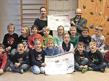 Spenden&uuml;bergabe im Kindergarten: (von links) Kindergartenleiterin Vanessa Kirchner, Christina Wirsching und Michael Albert. Foto: Petra Albert