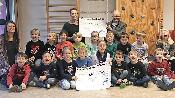 Spenden&uuml;bergabe im Kindergarten: (von links) Kindergartenleiterin Vanessa Kirchner, Christina Wirsching und Michael Albert. Foto: Petra Albert