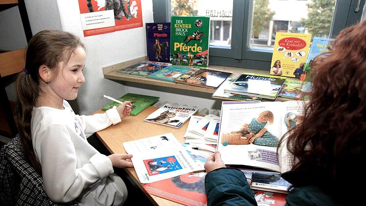 Bücherrallyes und Lesenächte für Kinder wird es in der Stadtbücherei auch weiterhin geben.     Foto: Sänger (Archiv)