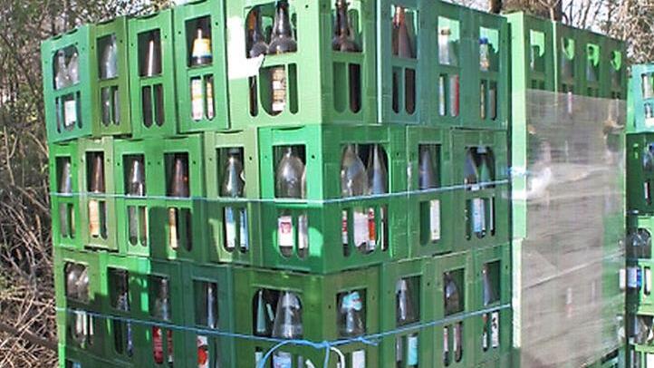 In den zur&uuml;ckgegebenen K&auml;sten befinden sich h&auml;ufig Flaschen, die die Plassenburg-Kelterei nicht verwenden kann. Das kostet den Betrieb j&auml;hrlich 15&nbsp;000 Euro. Fotos: Sonny Asam