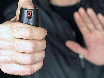 Mit Pfefferspray sprühte ein 67-Jähriger einem anderen Verkehrsteilnehmer unvermittelt ins Gesicht. Der Mann erlitt leichte Verletzungen.