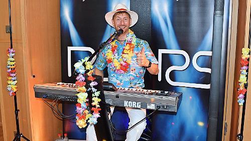In s&uuml;dl&auml;ndischem Look spielte Ronny S&ouml;llner bekannte Songs, die Urlaubsgef&uuml;hle aufkommen lie&szlig;en.