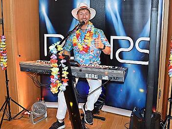 In s&uuml;dl&auml;ndischem Look spielte Ronny S&ouml;llner bekannte Songs, die Urlaubsgef&uuml;hle aufkommen lie&szlig;en.