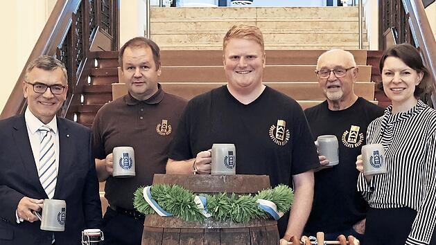 Zum Auftakt des Bierausschanks in der Bayerischen Vertretung in Berlin sto&szlig;en miteinander an (v. l.): der Leiter der Bayerischen Staatskanzlei, Dr. Florian Herrmann, sowie Peter Schuhmann, Sebastian H&uuml;bner und Klaus Andrae von der Drossenfelder Br...